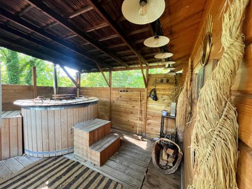Imagen de la galería de Cabane Dans Les Arbres Avec Bain Nordique, en Moisson