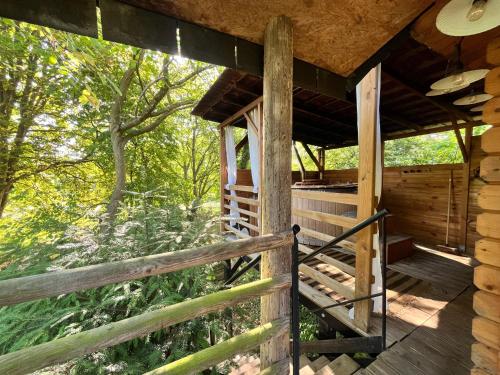Jardín al aire libre en Cabane Dans Les Arbres Avec Bain Nordique