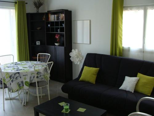 una sala de estar con un sofá y una mesa en Au temps présent, en Oraison