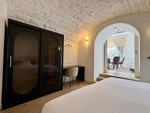 ein Schlafzimmer mit einem Bett, einem Tisch und Stühlen in der Unterkunft Ida 2 Apartments in Dubrovnik