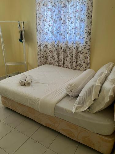 Ένα ή περισσότερα κρεβάτια σε δωμάτιο στο Homestay bukit bayu