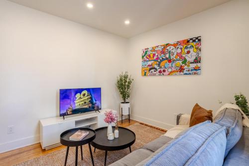 Μια τηλεόραση ή/και κέντρο ψυχαγωγίας στο Downtown Hideaway Peaceful and Trendy