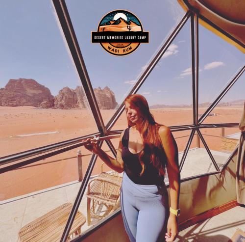 Επισκέπτες που μένουν στο Rum Visa Desert Luxury Camp