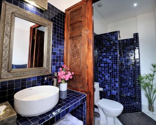 a bathroom with a sink and a toilet and a mirror at LHOSTEL à Casablanca in Casablanca