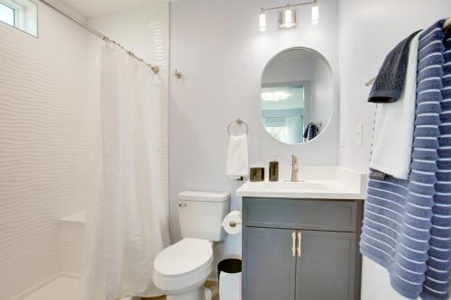 Sunny Fort Myers Home Golf, Shop and Relax! في فورت مايرز: حمام مزود بمرحاض ومغسلة ومرآة