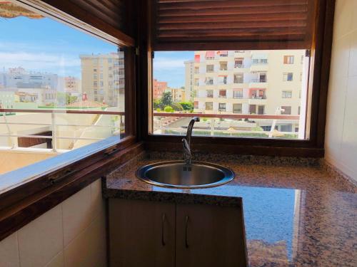 un lavandino in cucina con ampia finestra di La Nogalera Experience a Torremolinos