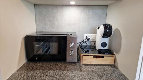 a kitchen with a microwave and a coffee maker at Schöne 3Zimmer-Wohnung Stadtnah in Derendingen