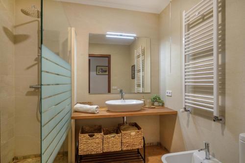 サン・リュイスにあるVilla Rafaelの洗面台と鏡のあるバスルーム