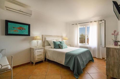 サン・リュイスにあるVilla Rafaelのベッドと窓のある寝室