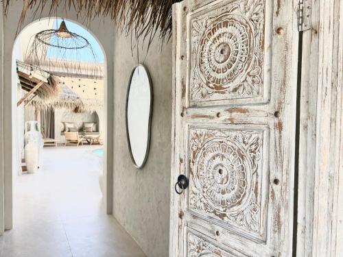 een open deur in een kamer met spiegels bij Bali-Style Villa with Private Pool, 3 Min Walk to Bangrak Beach in Nathon Bay