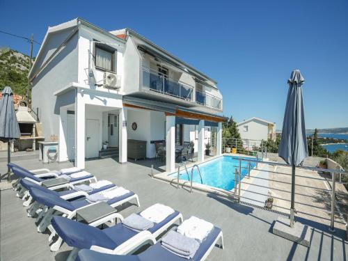 Luxury Apartment with heated pool in Starigrad