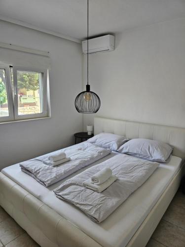 Katil atau katil-katil dalam bilik di Mala Smokva Apartments Vir Prezida