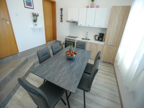 Dapur atau dapur kecil di Luxury Apartment with heated pool in Starigrad