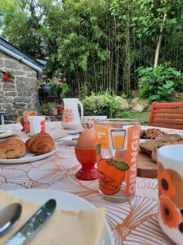 a table with a table cloth with eggs on it at Ker gwennlo in Lignol