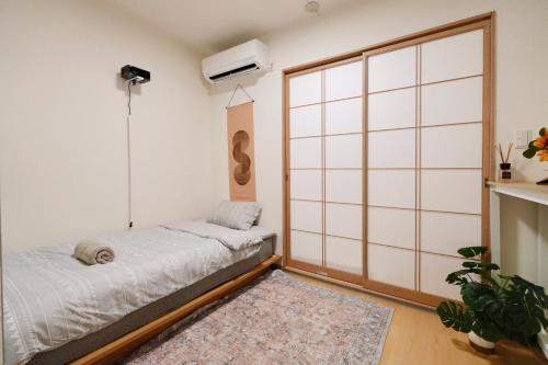 Ένα ή περισσότερα κρεβάτια σε δωμάτιο στο home story in Tokyo Okubo 東京屋語 in 新大久保 新宿