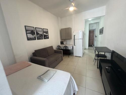 a room with a bed and a couch and a kitchen at Studio completo ENTRADA pela PRAIA DE COPACABANA, com ar, wifi, netflix, até 4 pessoas, pauloangerami AA3806 in Copacabana