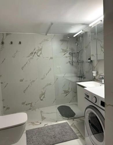 Modern Glyfada Apartment Sleeps 6, 5min Walk to Beach