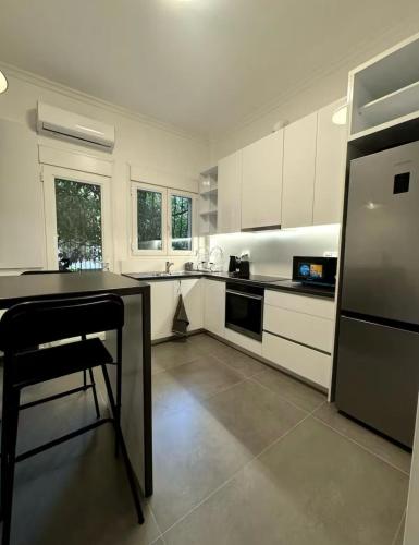 Modern Glyfada Apartment Sleeps 6, 5min Walk to Beach