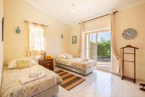 ein Schlafzimmer mit zwei Betten und einem Fenster in der Unterkunft 420 Villa Maren in Lagos