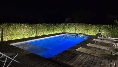 Leporano MarinaにあるLa Cialleddaの青いスイミングプール(ウッドデッキ付)
