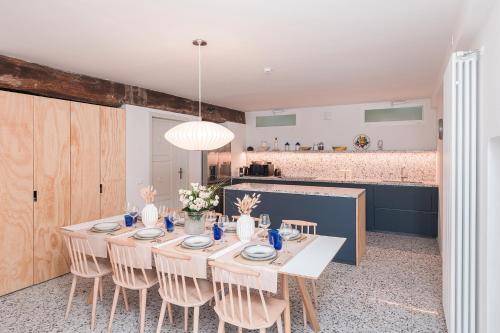 a dining room with a table and chairs and a kitchen at Villa Belvedere by Comorooms in Como