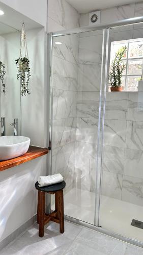 a bathroom with a shower and a sink at Grandma´s House in Lombinha