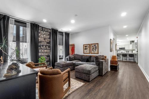 Ruang duduk di The Laurel Suite