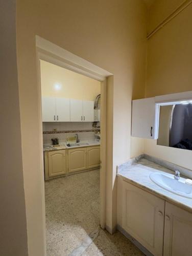 Una cocina o cocineta en Charmante 2-Zimmer-Wohnung in Monastir-Erdgeschoss, nahe am Meer