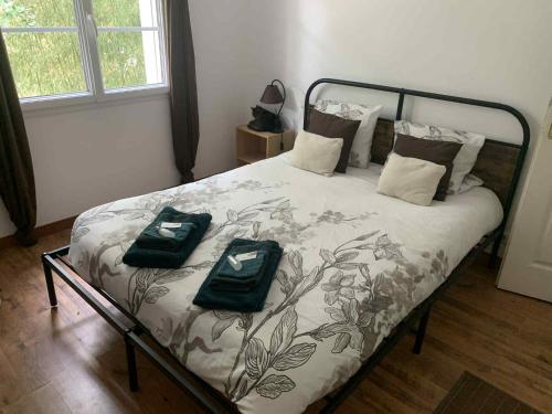 Ένα ή περισσότερα κρεβάτια σε δωμάτιο στο Chambre d'hôtes Sous Les Grands Chênes ZEN