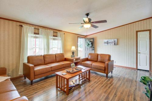 Ruang duduk di Large Private Yard Home 16 Mi to Fall Creek Falls