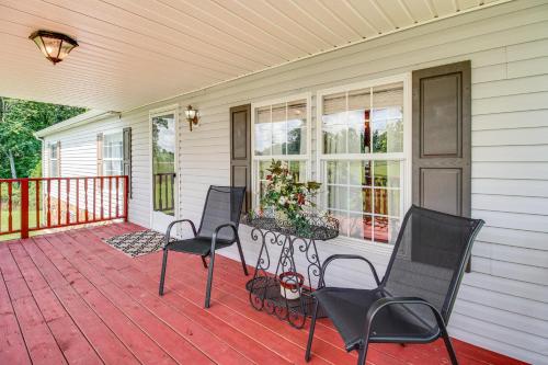 Balkoni atau teres di Large Private Yard Home 16 Mi to Fall Creek Falls