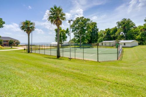 Tenis dan/atau kemudahan skuasy di Boat and Fish Gem with Water Views on Lake Livingston atau berdekatan