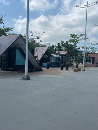 a parking lot with a building with a pole at Hotel Santa Marta VIP in Santa Marta