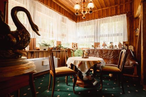 a dining room with a table and chairs and a window at Rezydencja Karpatka in Karpacz