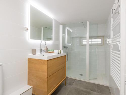 a bathroom with a sink and a shower at Cocon Tête d'or in Lyon