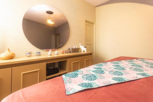a bedroom with a large mirror and a bed at Hotel Chromatic in Guatapé