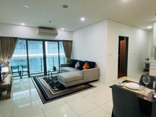 Χώρος καθιστικού στο Mercu summer suits 1BR luxury couple room free Netflix 5mint WD KLCC by Top R