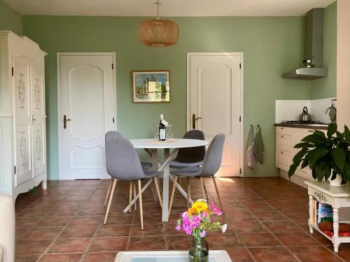 a dining room with a table and chairs at Casavabene in Murazzano
