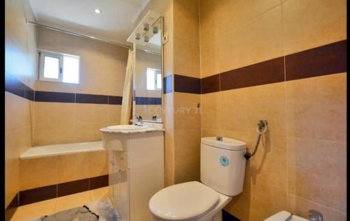 a bathroom with a toilet and a sink and a tub at Casa da Ruben Lisboa in Lisbon