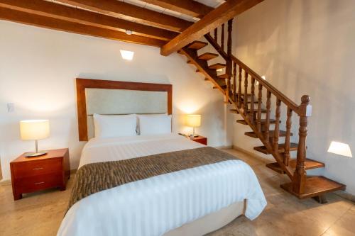 Postel nebo postele na pokoji v ubytování GHL Collection Armería Real Hotel