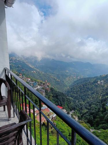 balcone di un edificio con vista sulla valle di After Dun Delight a Mussoorie