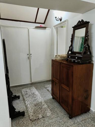uno specchio sopra un comò in una stanza di After Dun Delight a Mussoorie