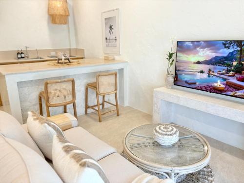 Μια τηλεόραση ή/και κέντρο ψυχαγωγίας στο Bali-Style Studio, 3 Min Walk to Bangrak Beach