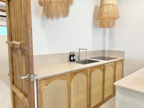 Η κουζίνα ή μικρή κουζίνα στο Bali-Style Studio, 3 Min Walk to Bangrak Beach