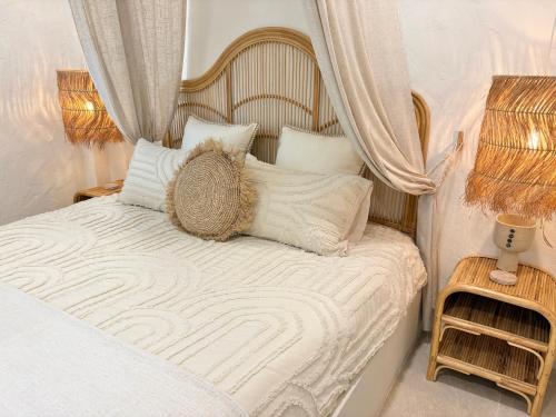 Ένα ή περισσότερα κρεβάτια σε δωμάτιο στο Bali-Style Studio, 3 Min Walk to Bangrak Beach