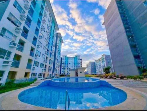 Bazén v ubytování The Cozyleaf - 2BR Condo Rental in Seawind near Davao Airport nebo v jeho okolí