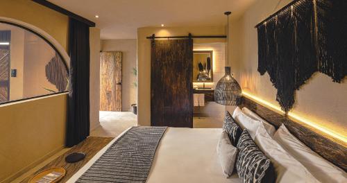 a bedroom with a large bed in a room at Hotel Casa Candela in San Jerónimo