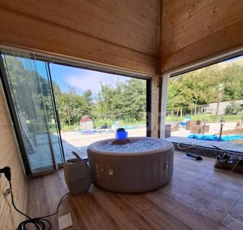 Habitación grande con ventana grande y bañera grande. en Melek villa, en Gabala