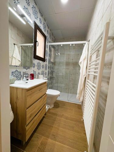 a bathroom with a sink and a toilet and a shower at Casa Rural El Parque in Navalcán