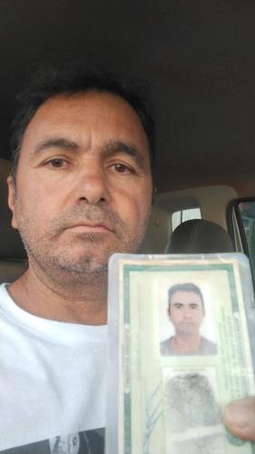 a man holding a picture of a man in a car at Pousada e Pub Chalé do Rock in São João Batista do Glória